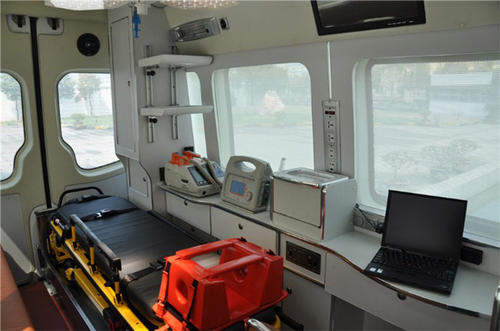确山县救护车内部